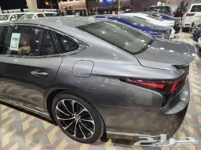 لكزس LS500HH الموديل2022 6