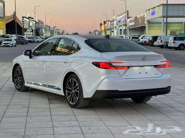 تويوتا كامري LE هايبرد 2025 - عرض لقطاع الحكومي 2