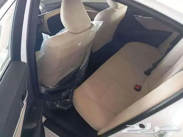 تويوتا كامري ال اي هايبرد ابيض 2025 4