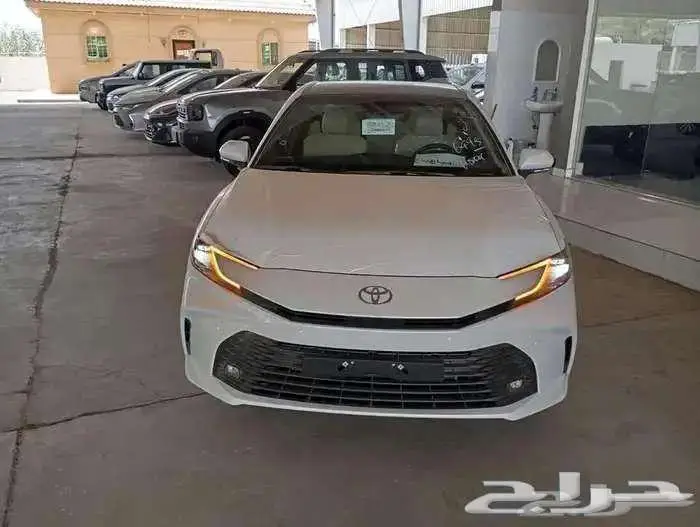 تويوتا كامري ال اي هايبرد ابيض 2025 0