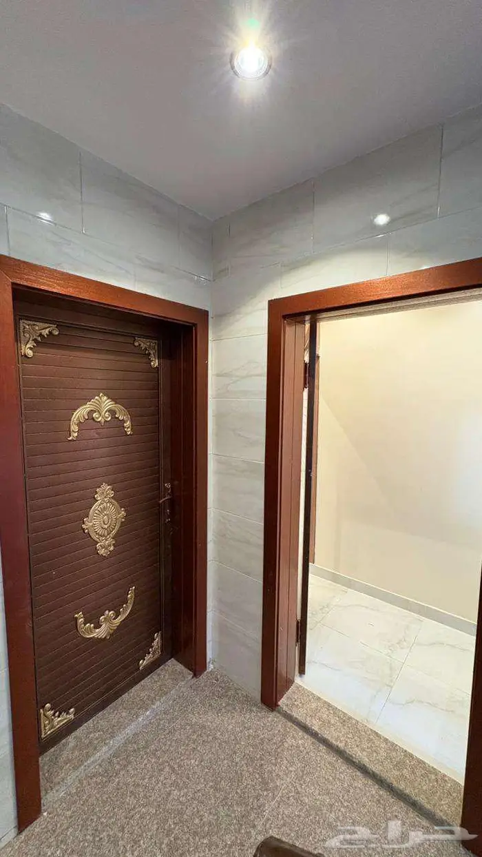 شقة دور ثاني للبيع بحي البوادي ( سطح خاص مطبخ راكب ) 1