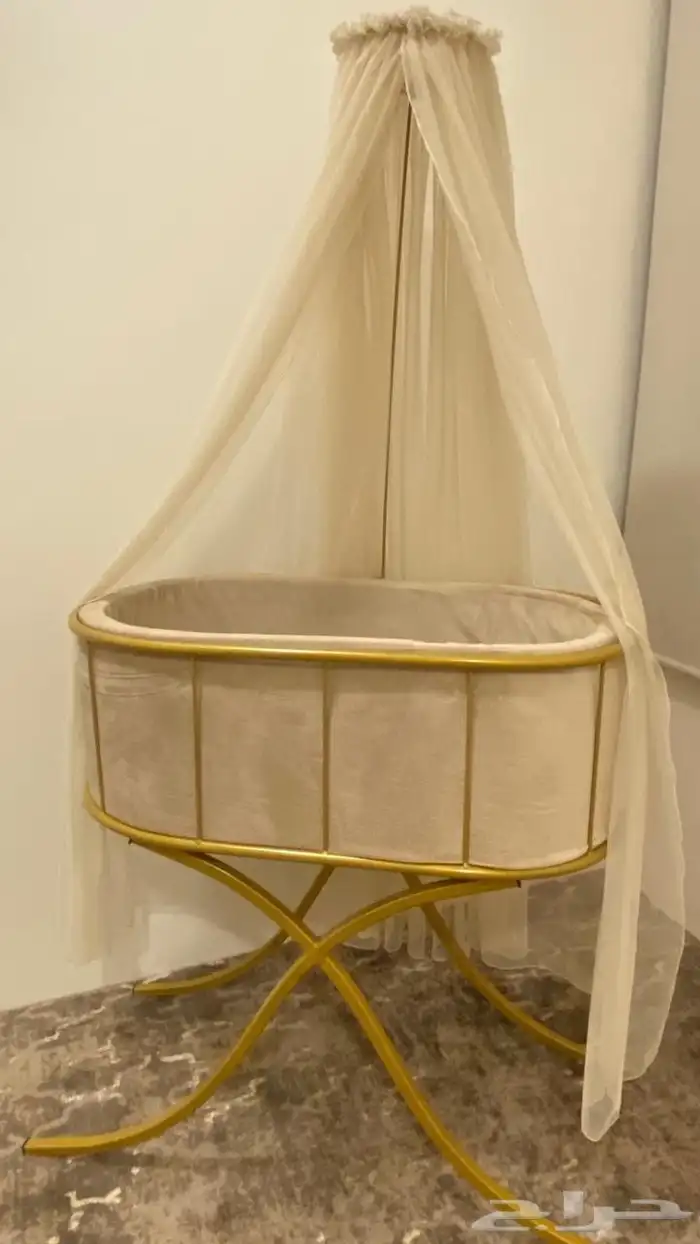 سرير أطفال تفصيل شبه جديد - اللون ذهبي 0