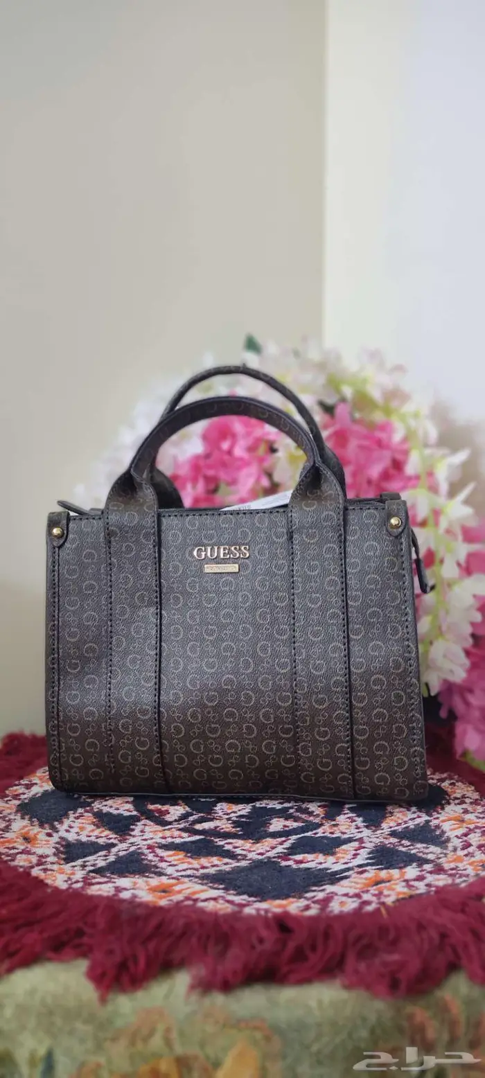 شنطة من GUESS 0