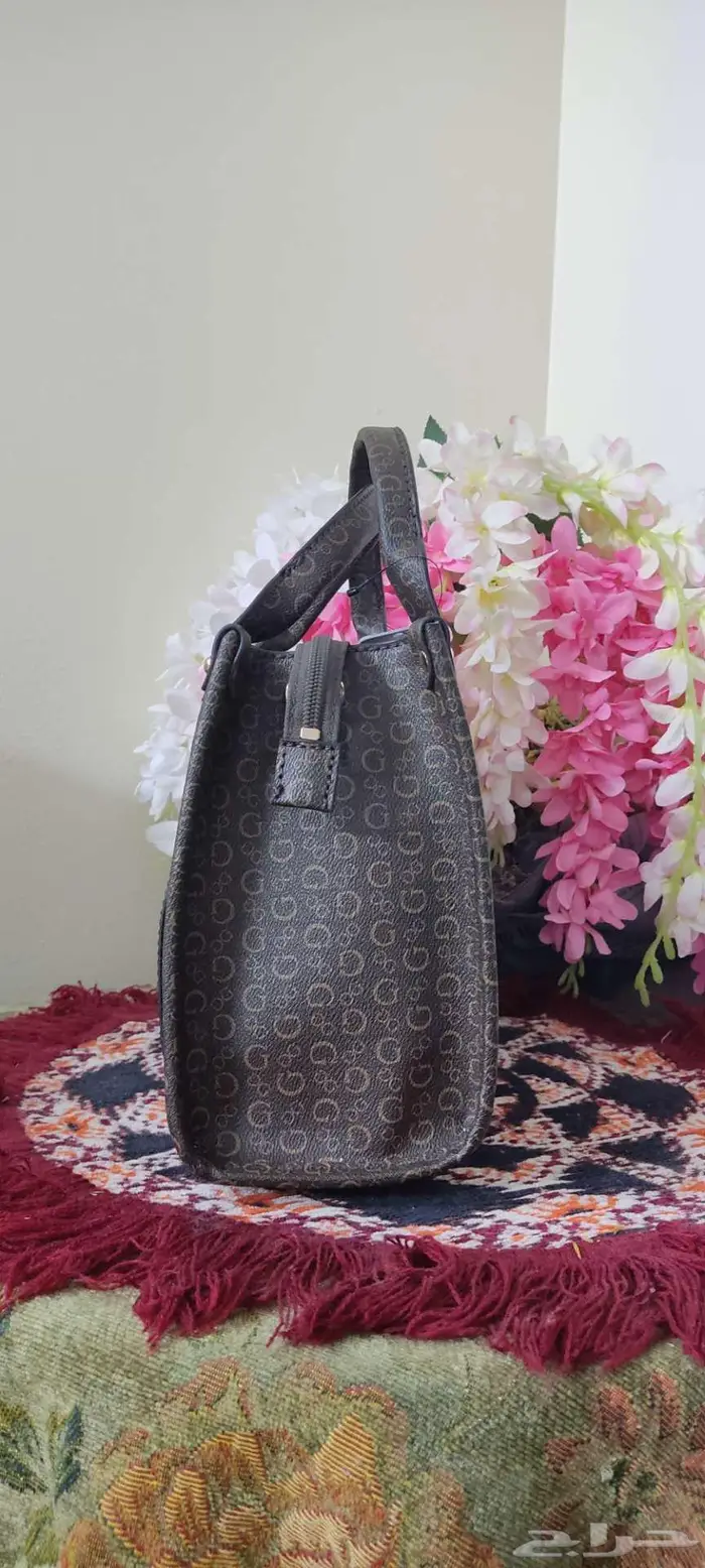 شنطة من GUESS 2