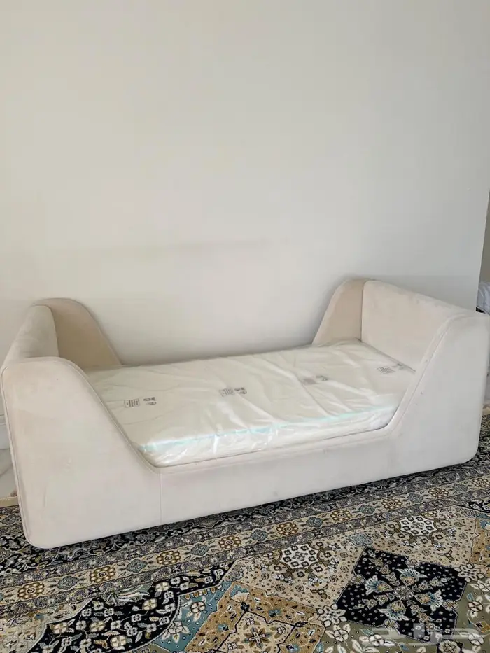 سرير أطفال استخدام جدا خفيف شبه جديد 0