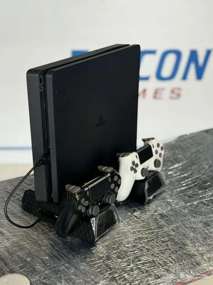 سوني بلايستيشن PS4 مستخدم نظيف مع يدين وقاعدة تبريد 0