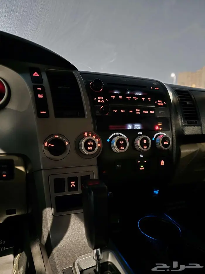 للبيع جيب تويوتا سيكويا SR5 دبل 4X4 26