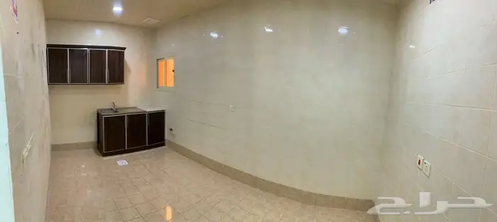 شقق عزاب غير مؤثثة شبه جديدة للإيجار في وسط محافظة النعيرية. 9