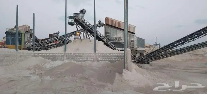 كسارة اسفلت مع طاقم العمل 0