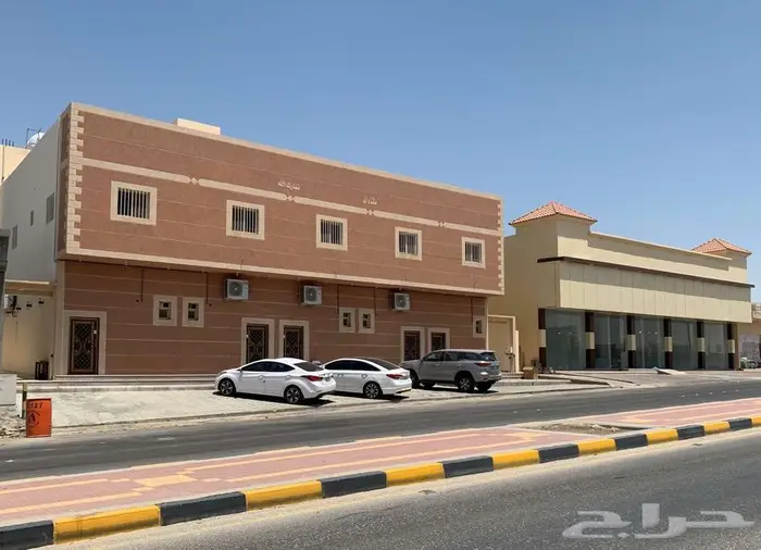 شقق عزاب غير مؤثثة شبه جديدة للإيجار في وسط محافظة النعيرية. 0