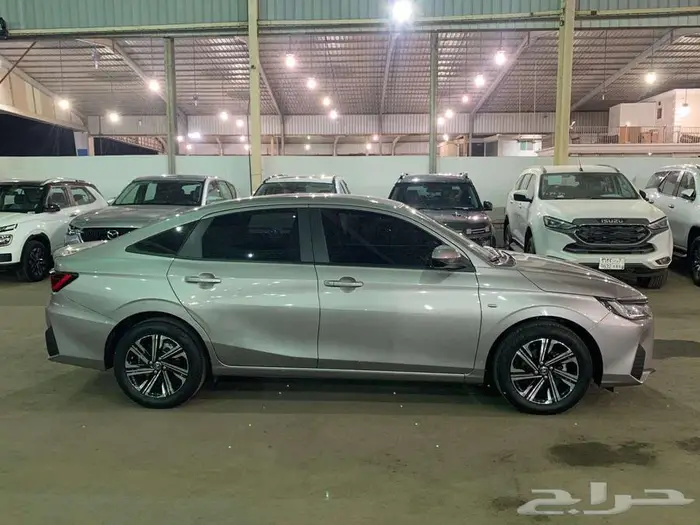 تويوتا يارس موديل 2023 نص فل 4