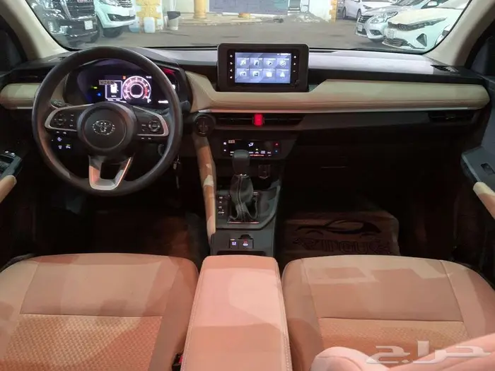 تويوتا يارس موديل 2023 نص فل 8