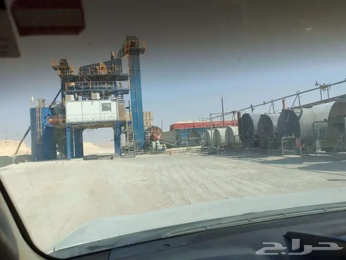 كسارة اسفلت مع طاقم العمل 17