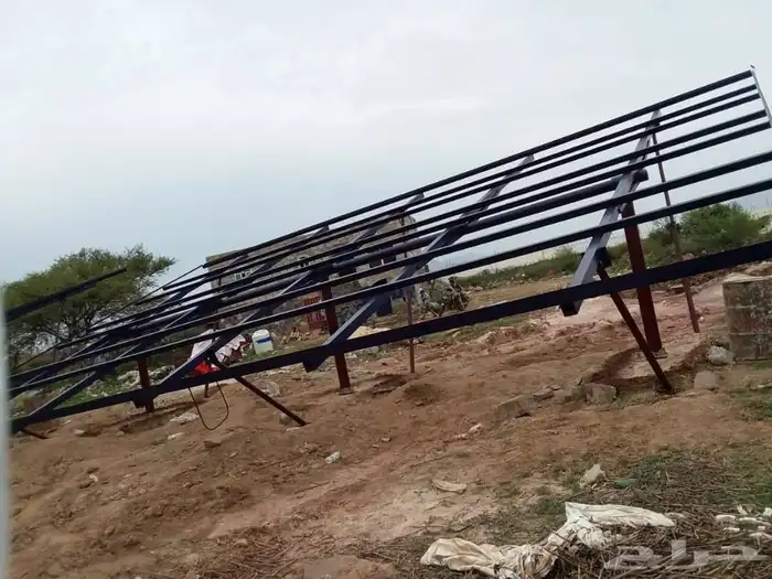 فني حداد قواعد اللواح أنظمة الطاقة الشمسية وتثبيته 2