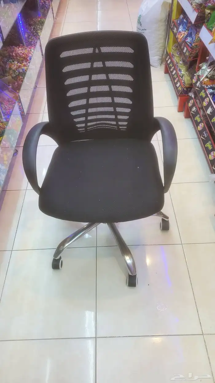 رفوف وكرسي وكاشير للبيع المستعجل 2