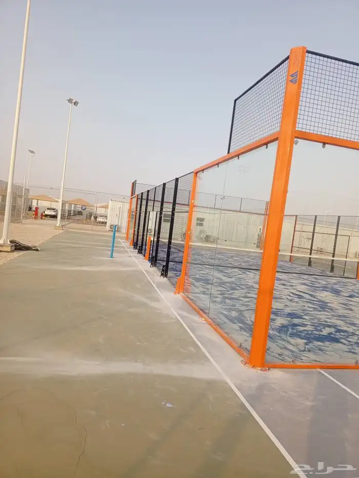 فني تركيب ملاعب بادل بالمملكة العربية السعودية 2
