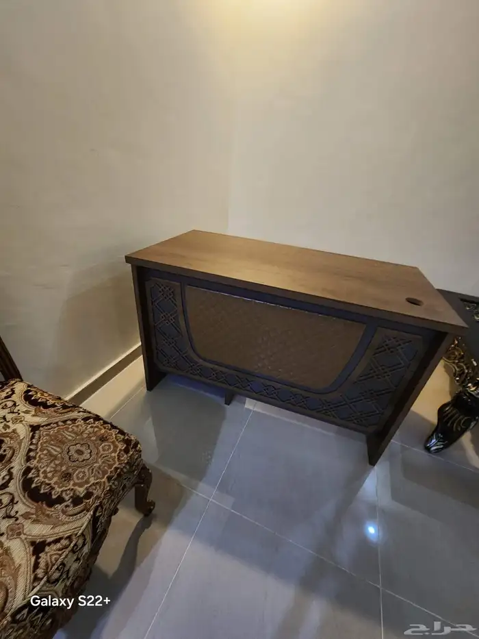 أدوات مكتبيه متكونه من مكاتب وكراسي ودولاب 1