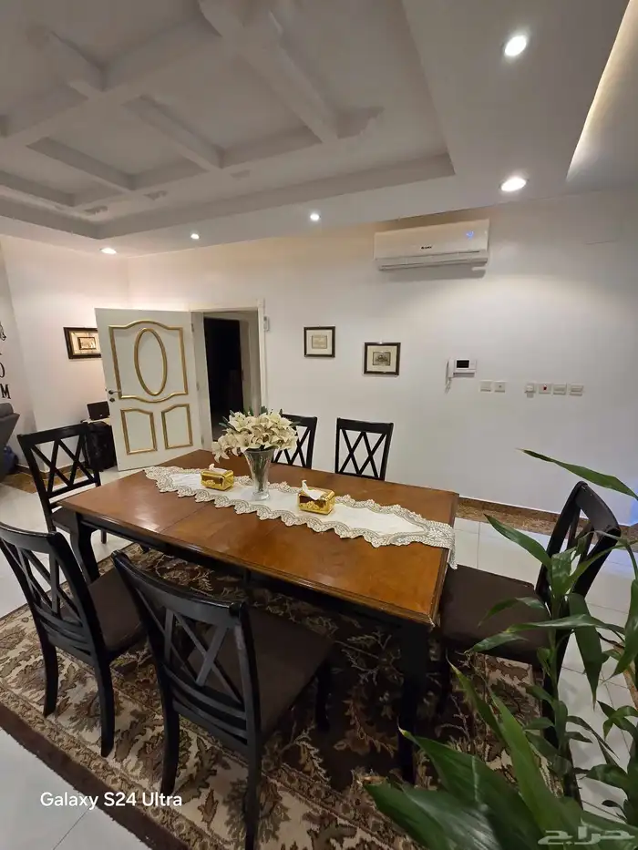 طاولة طعام و 6 كراسي 4