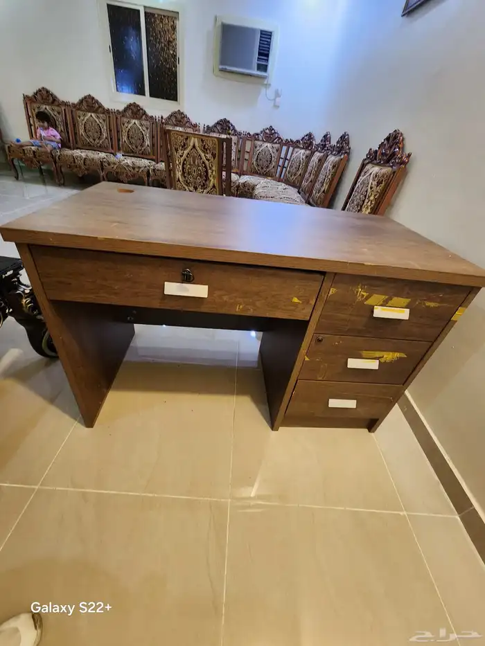 أدوات مكتبيه متكونه من مكاتب وكراسي ودولاب 2
