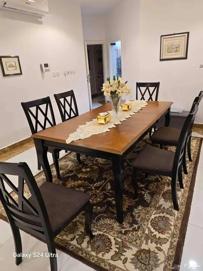 طاولة طعام و 6 كراسي 1