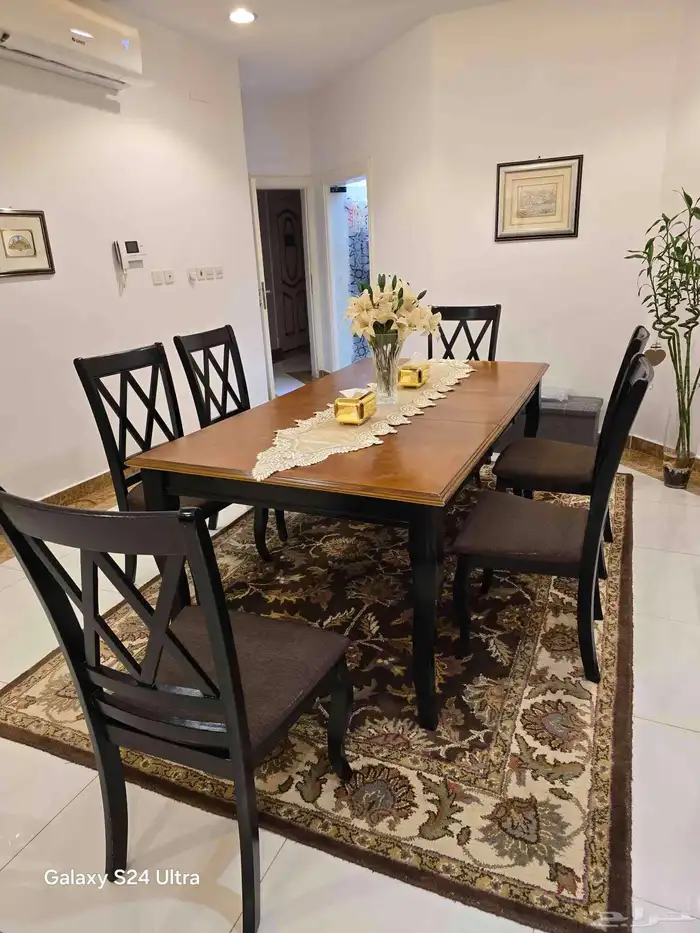 طاولة طعام و 6 كراسي 0