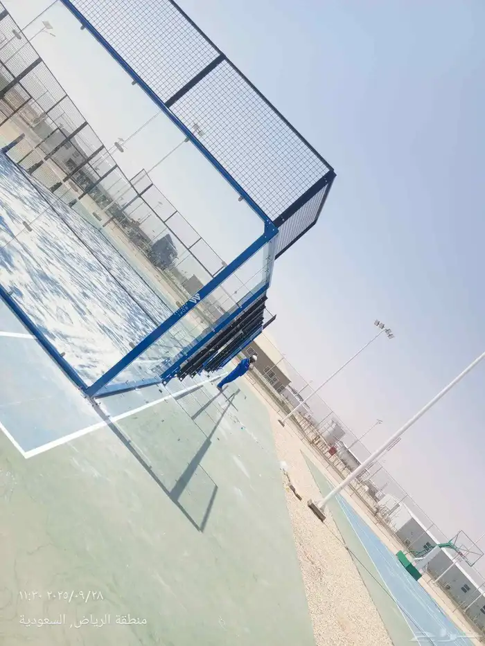 فني تركيب ملاعب بادل بالمملكة العربية السعودية 5