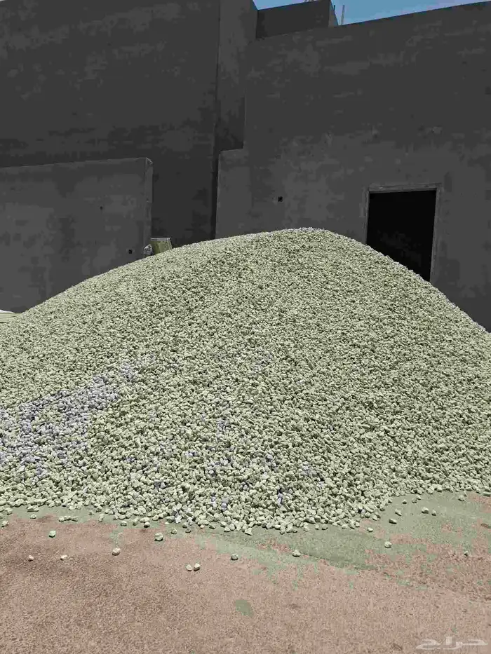 يوجد بحص ابيض ورمل احمر وبطحا واسفلت 3
