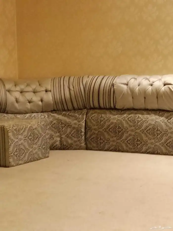مجلس كامل يتكون مساند خشب وموكيت مع ستاره وطاولات 1