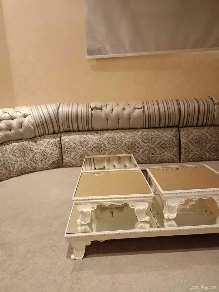 مجلس كامل يتكون مساند خشب وموكيت مع ستاره وطاولات 4