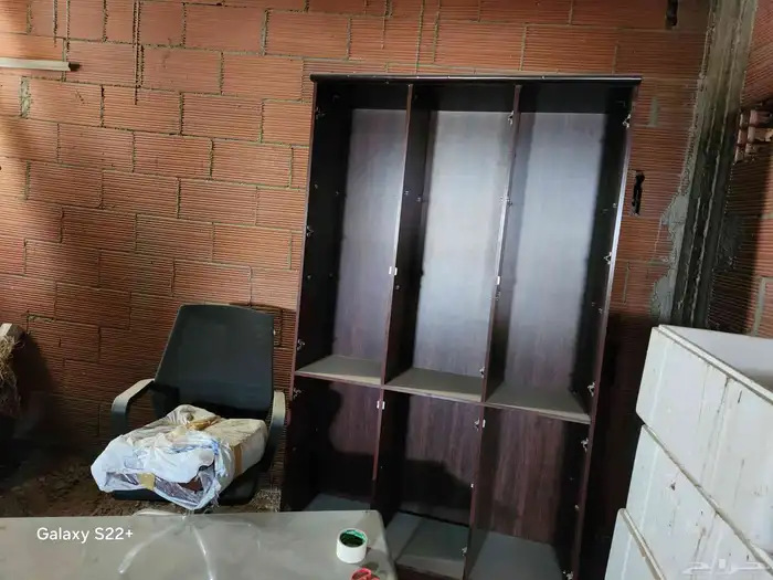 أدوات مكتبيه متكونه من مكاتب وكراسي ودولاب 4