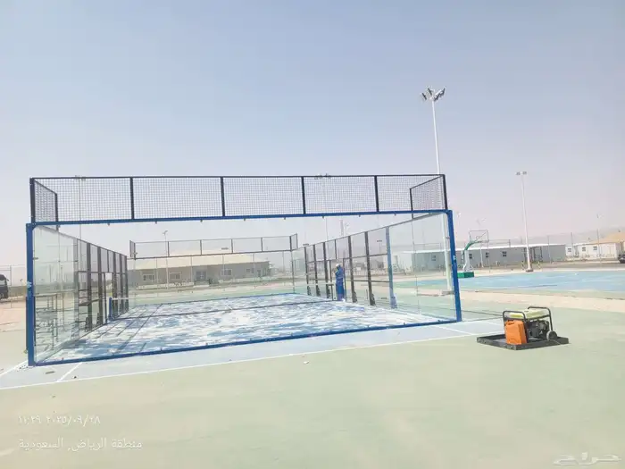 فني تركيب ملاعب بادل بالمملكة العربية السعودية 4