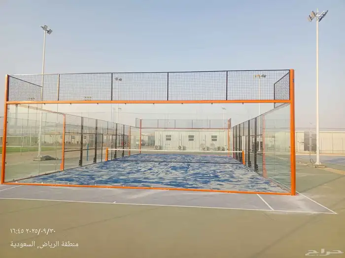 فني تركيب ملاعب بادل بالمملكة العربية السعودية 3