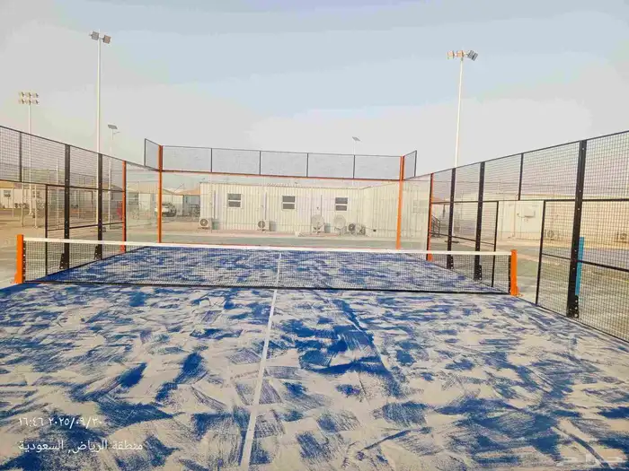 فني تركيب ملاعب بادل بالمملكة العربية السعودية 1