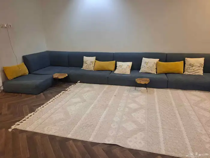 كنب ارضي نظيف بحاله ممتازه مع طاولات وسجاد الكنب 5x3 0