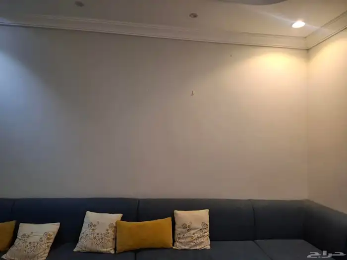 كنب ارضي نظيف بحاله ممتازه مع طاولات وسجاد الكنب 5x3 2