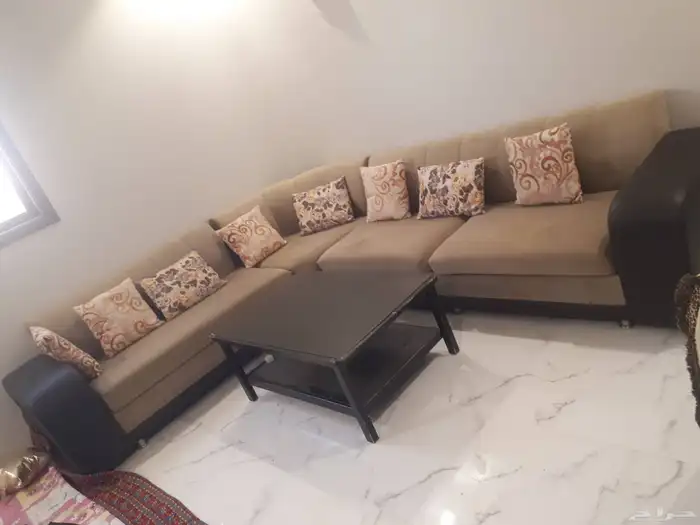 السلام عليكم البيع كنب ثلاث قطع مع طاولة 1