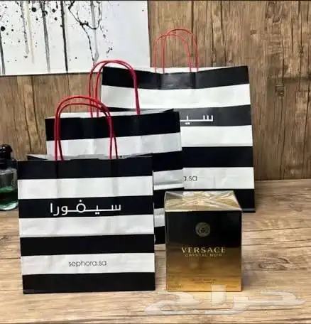 يوجد لدينا جميع انواع العطورات والشنط والمكياج والاكسسورات و 10