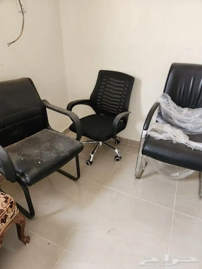 أدوات مكتبيه متكونه من مكاتب وكراسي ودولاب 0