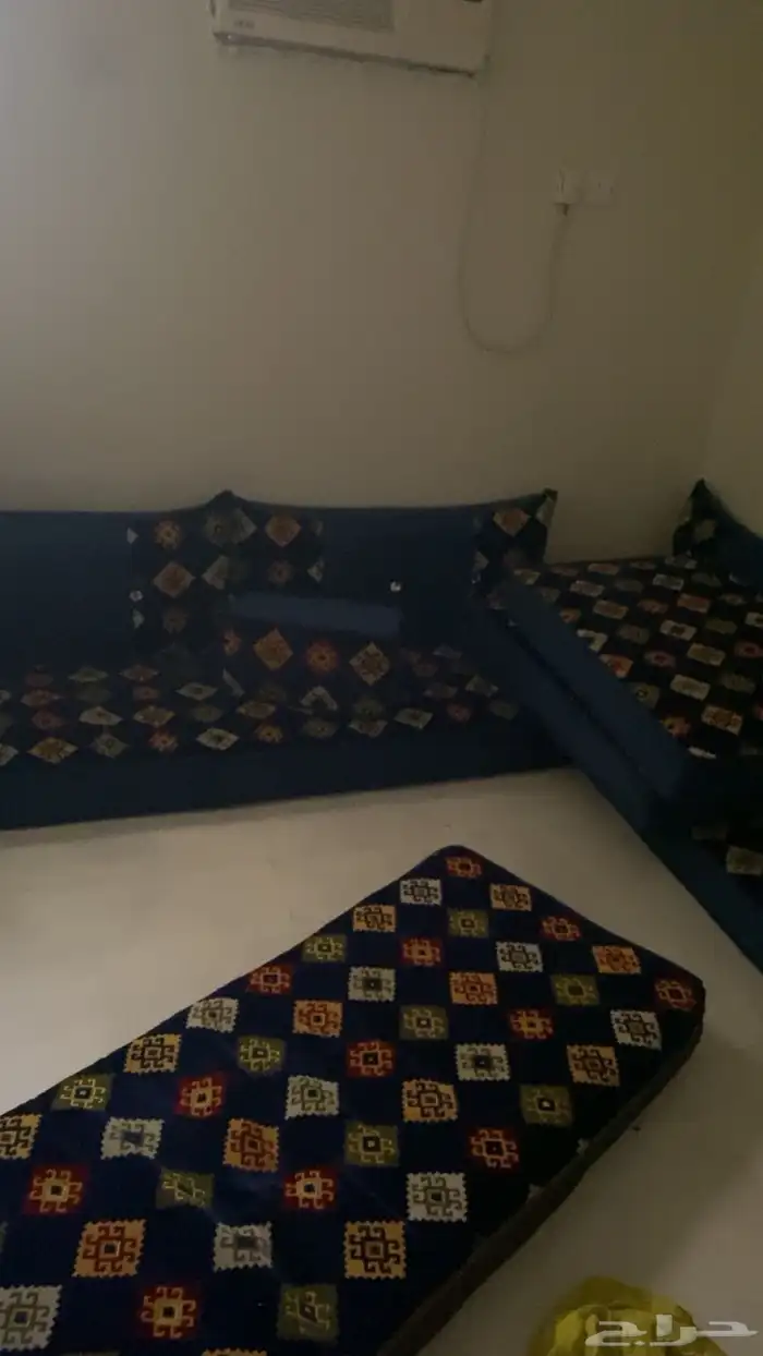 جالسه ارضيه  4 في 5 سباب البيع نقلت شقه  جديده والمجلس صغير 0