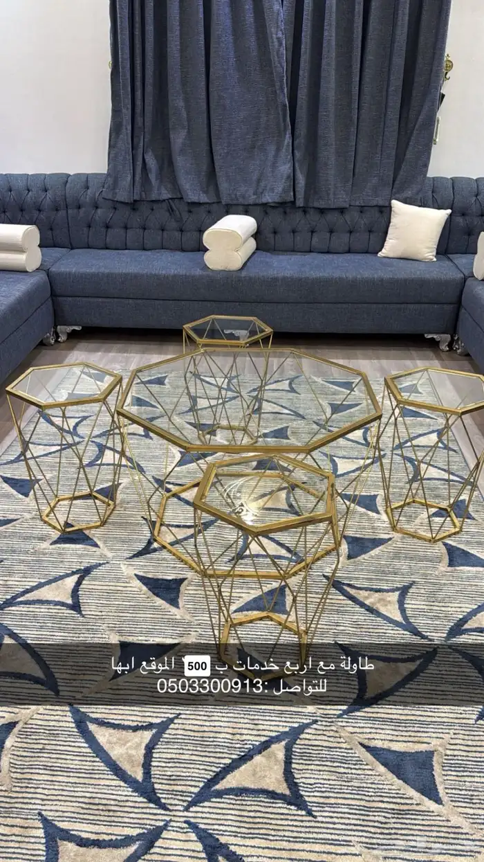 طاولة مع اربع خدمات 0