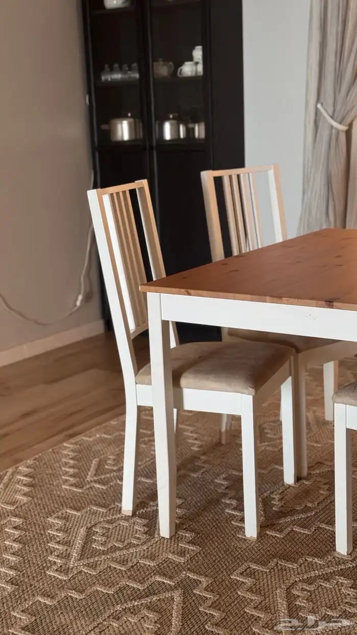 طاولة طعام مع اربع كراسي 0