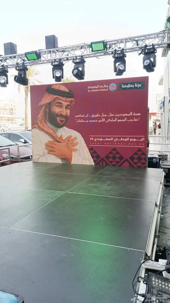 للبيع شاشة ليد p3 ان دور 40 متر بكامل اغراضها 4