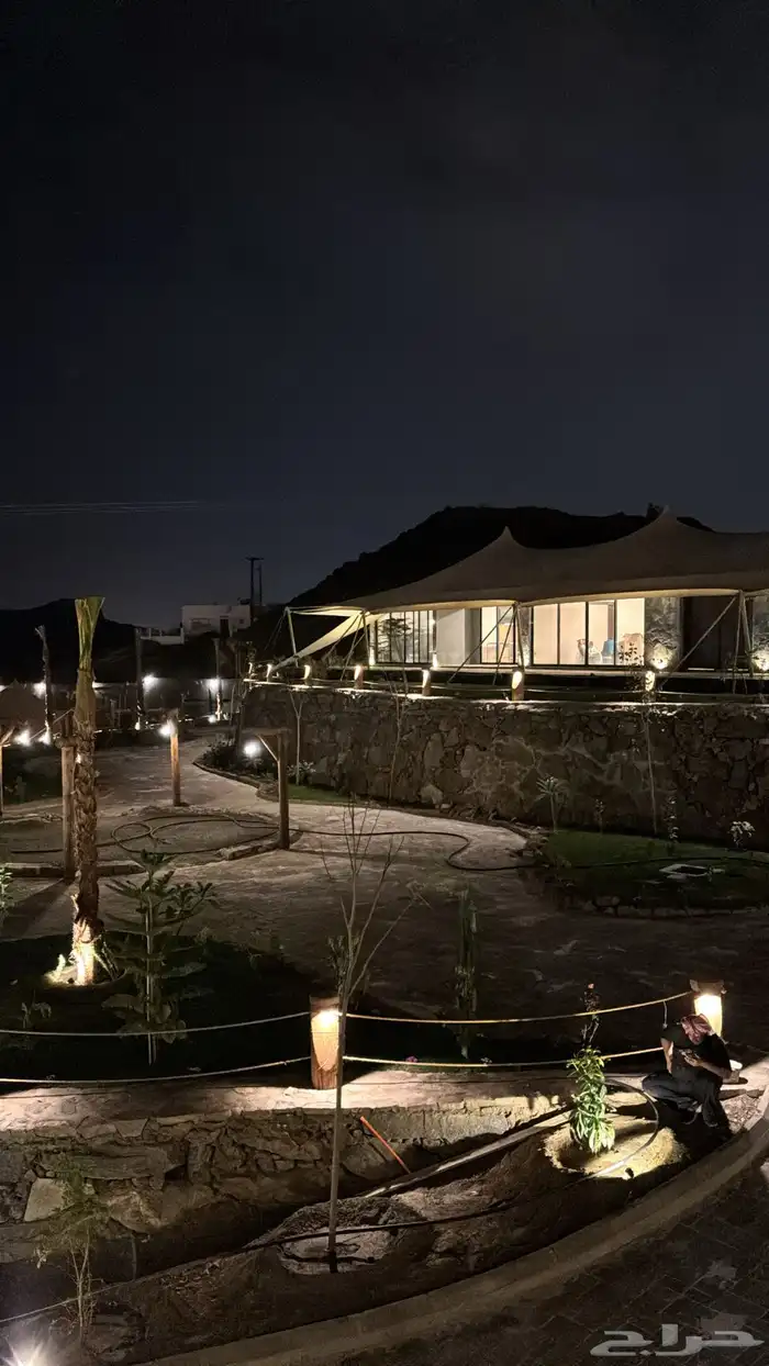 طاولات وكراسي خشبية وليست صناعية طبيعية 18