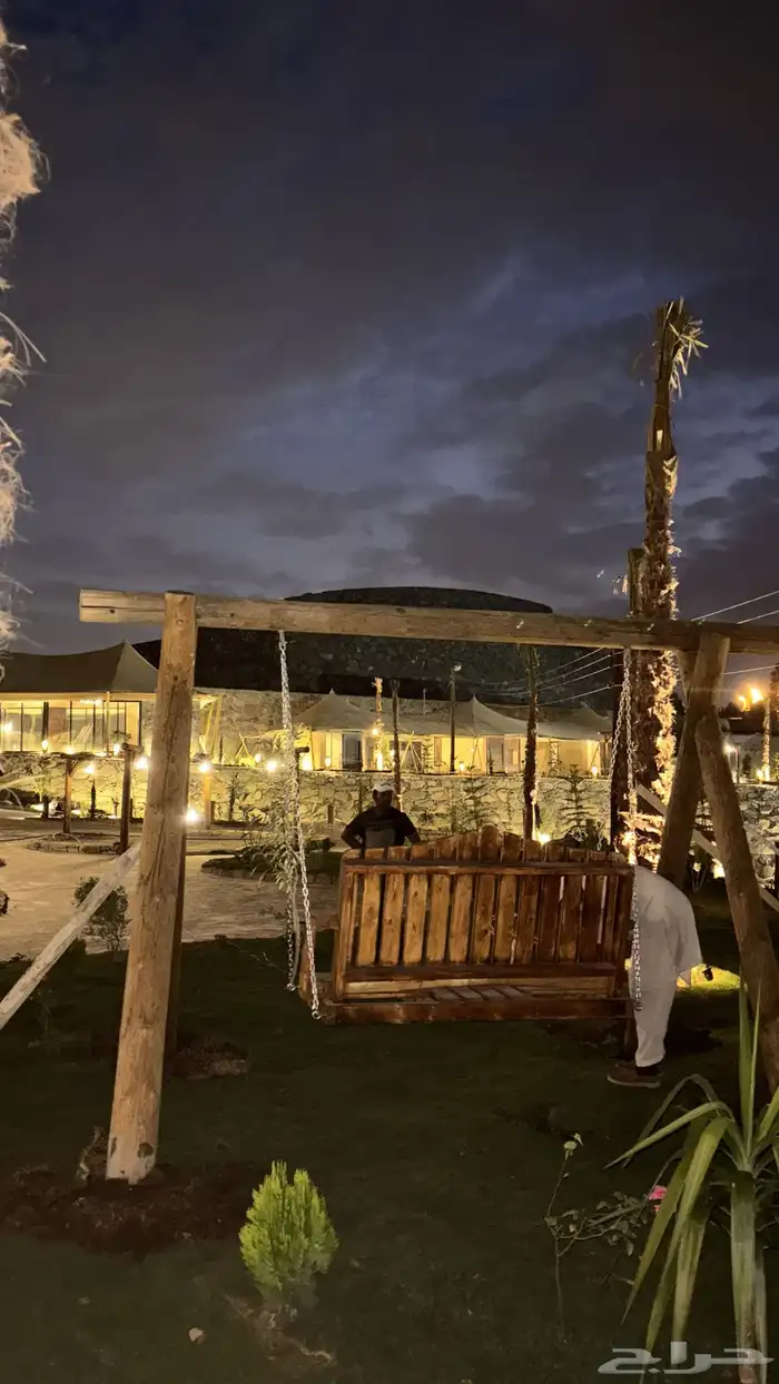 طاولات وكراسي خشبية وليست صناعية طبيعية 7