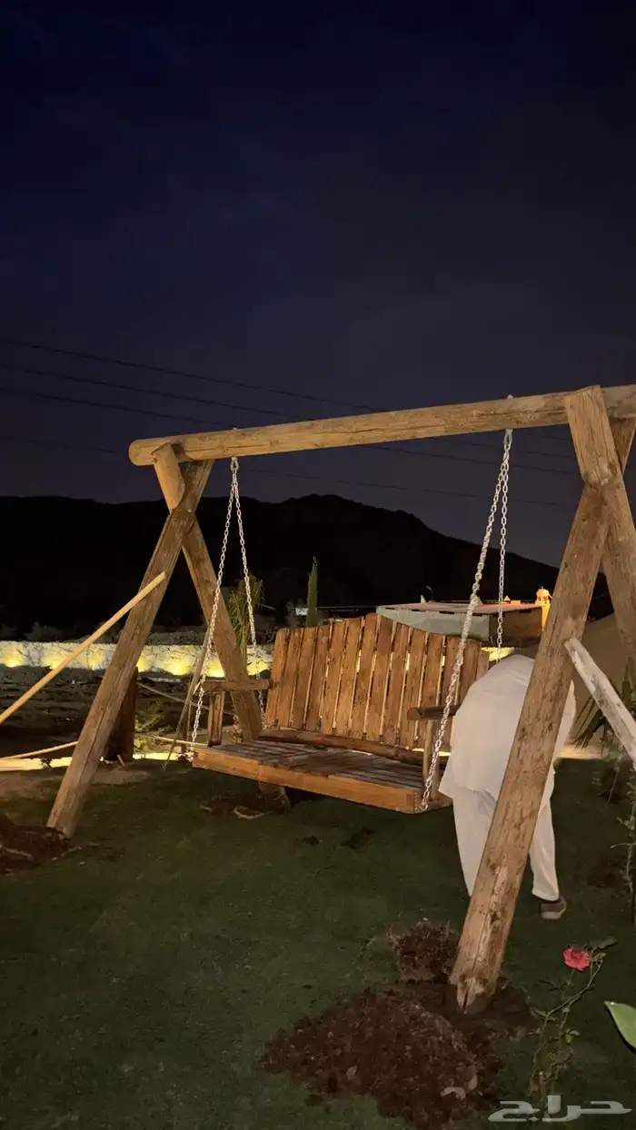 طاولات وكراسي خشبية وليست صناعية طبيعية 13