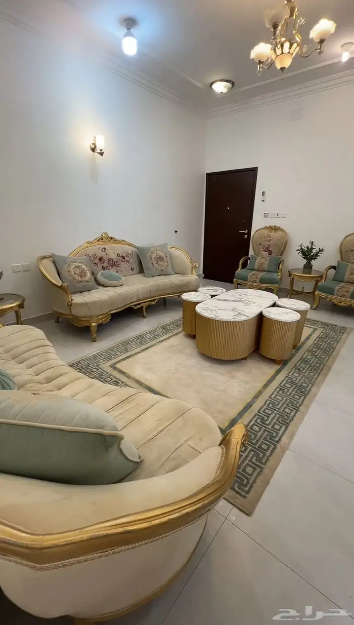 كنب ملكي مع سجاد تركي  طاوله كبيره واربع قطع   ستارتين 1