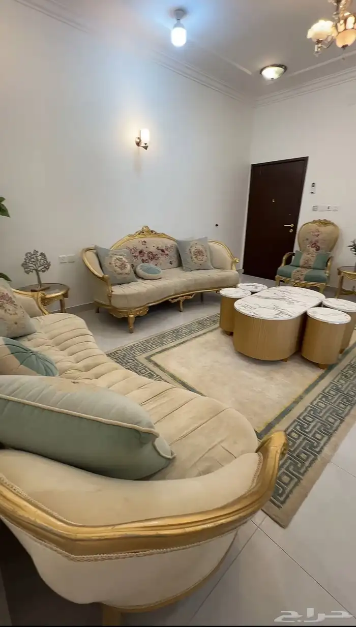 كنب ملكي مع سجاد تركي  طاوله كبيره واربع قطع   ستارتين 5