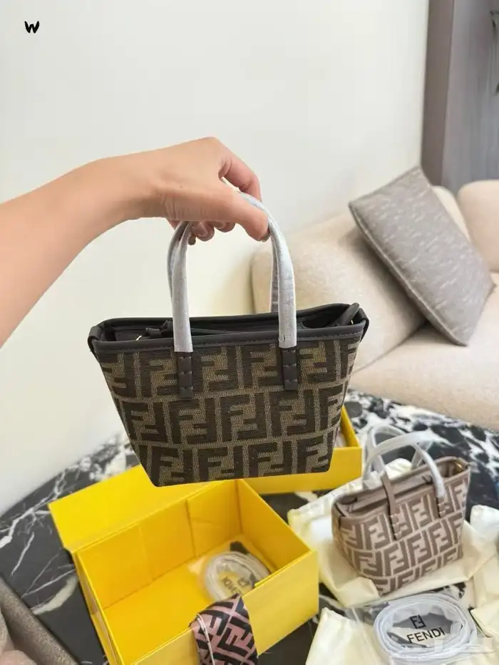 شوزات وشنط ماستر كوالتي متوفر لدينا كوتش وديور نيوبلانس 63