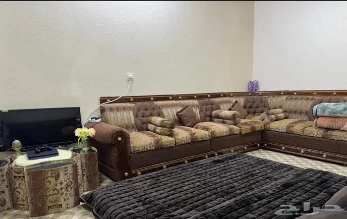 المجلس مع الطاولات حقتو للبيع في النماص 0