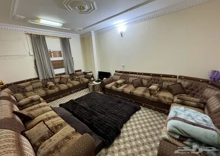 المجلس مع الطاولات حقتو للبيع في النماص 1